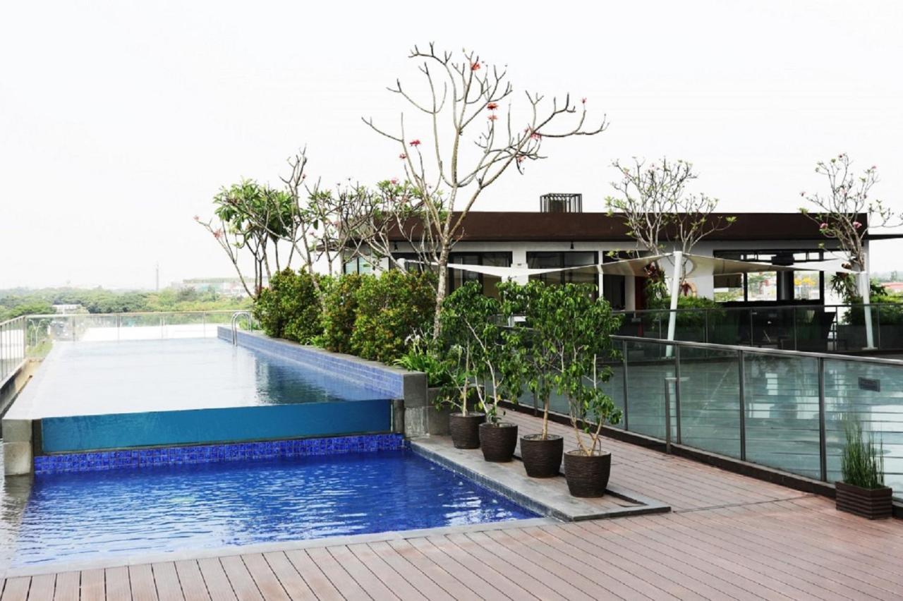 โรงแรมซานติกา พรีเมียร์ บินทาโร เซอร์ปง ภายนอก รูปภาพ